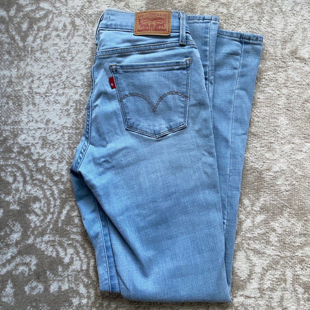 Levi’s super skinny light wash jeans